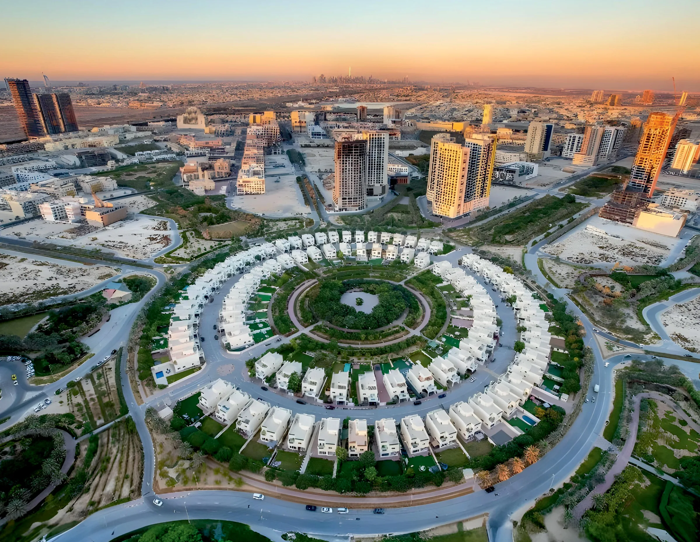 Jumeirah Village Circle с высоты: кольцо вилл вокруг зелёного сквера