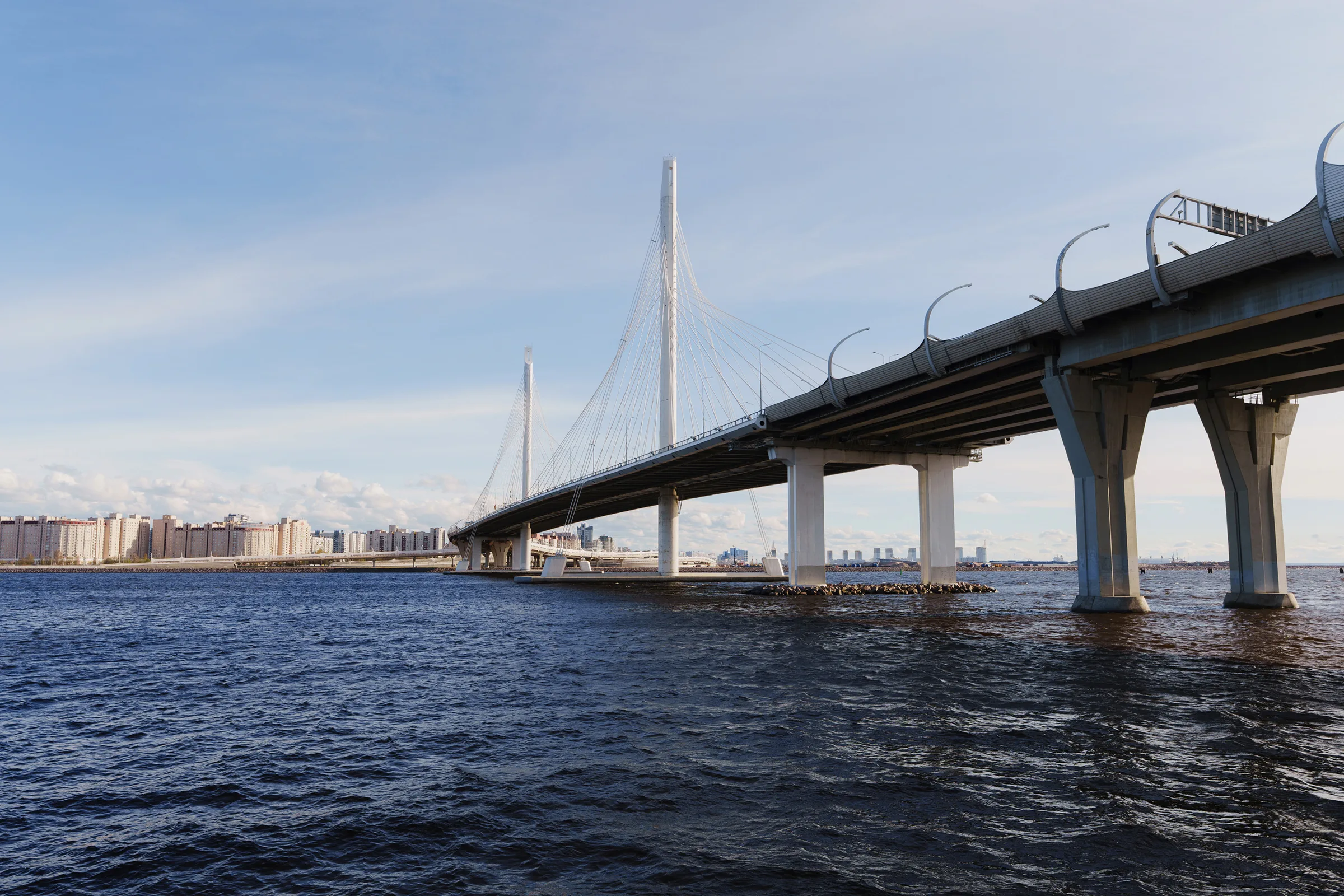 Вантовый мост Западного скоростного диаметра над водой, вид с берега