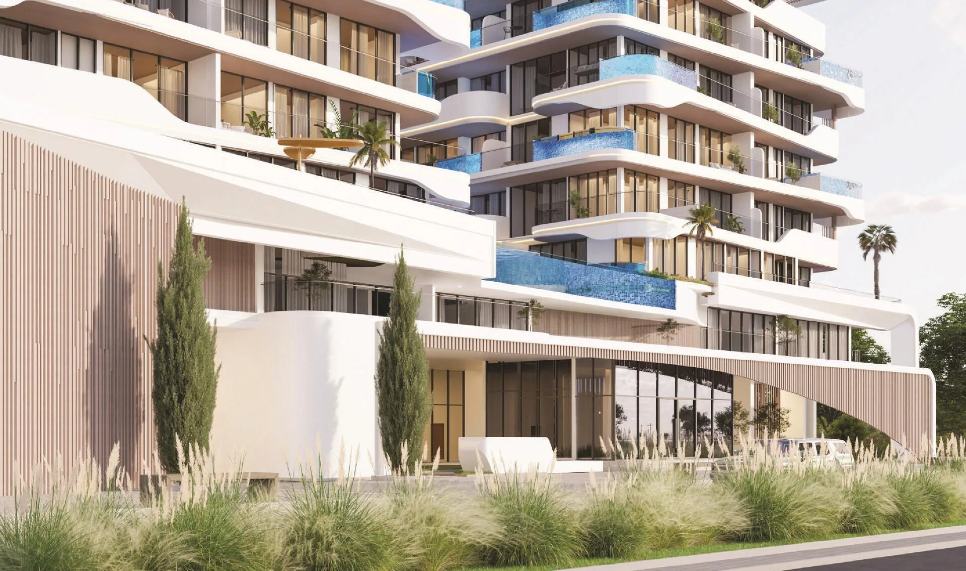 Вход в Ocean Pearl 2: белый фасад, дерево и кипарисы