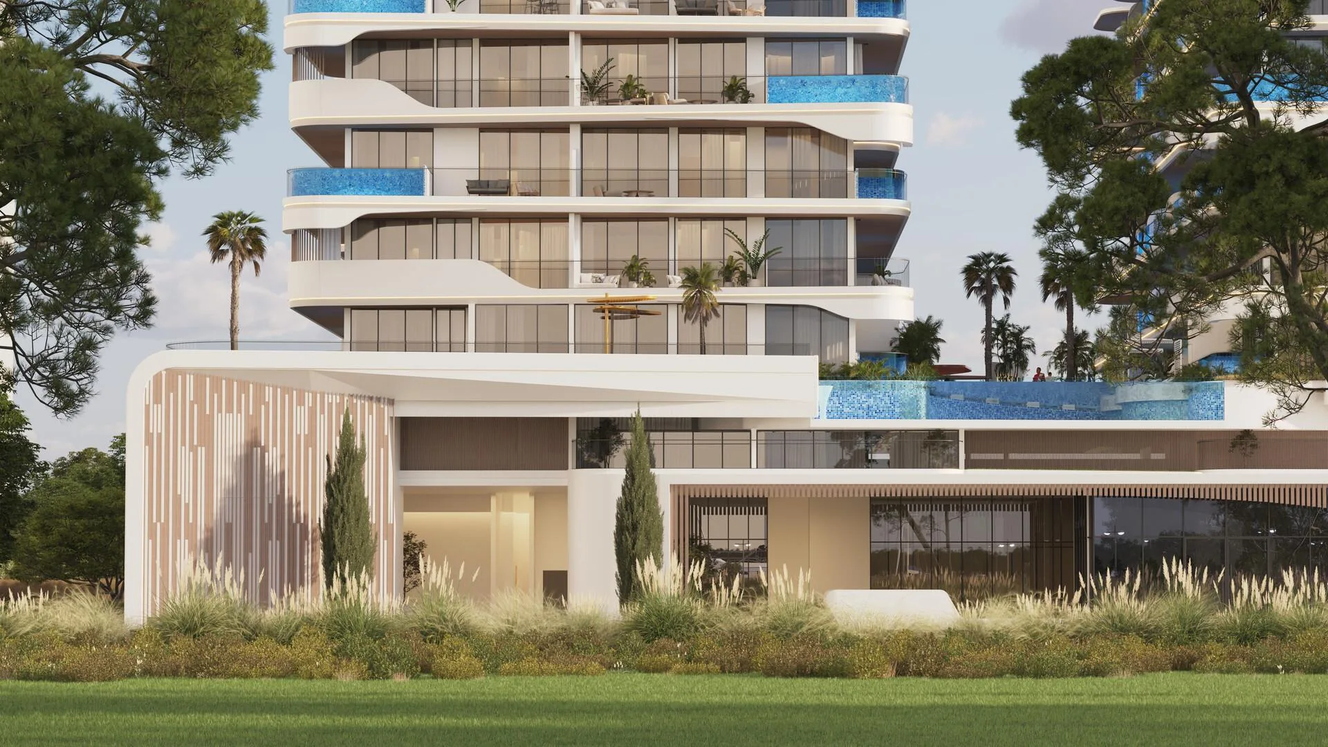 Подиум с газоном перед входом в SAMANA Ocean Pearl