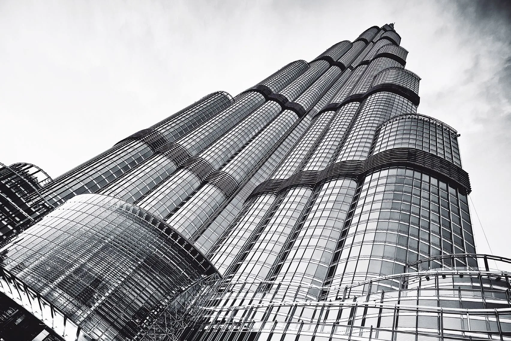 Burj Khalifa снизу: стеклянные ярусы башни