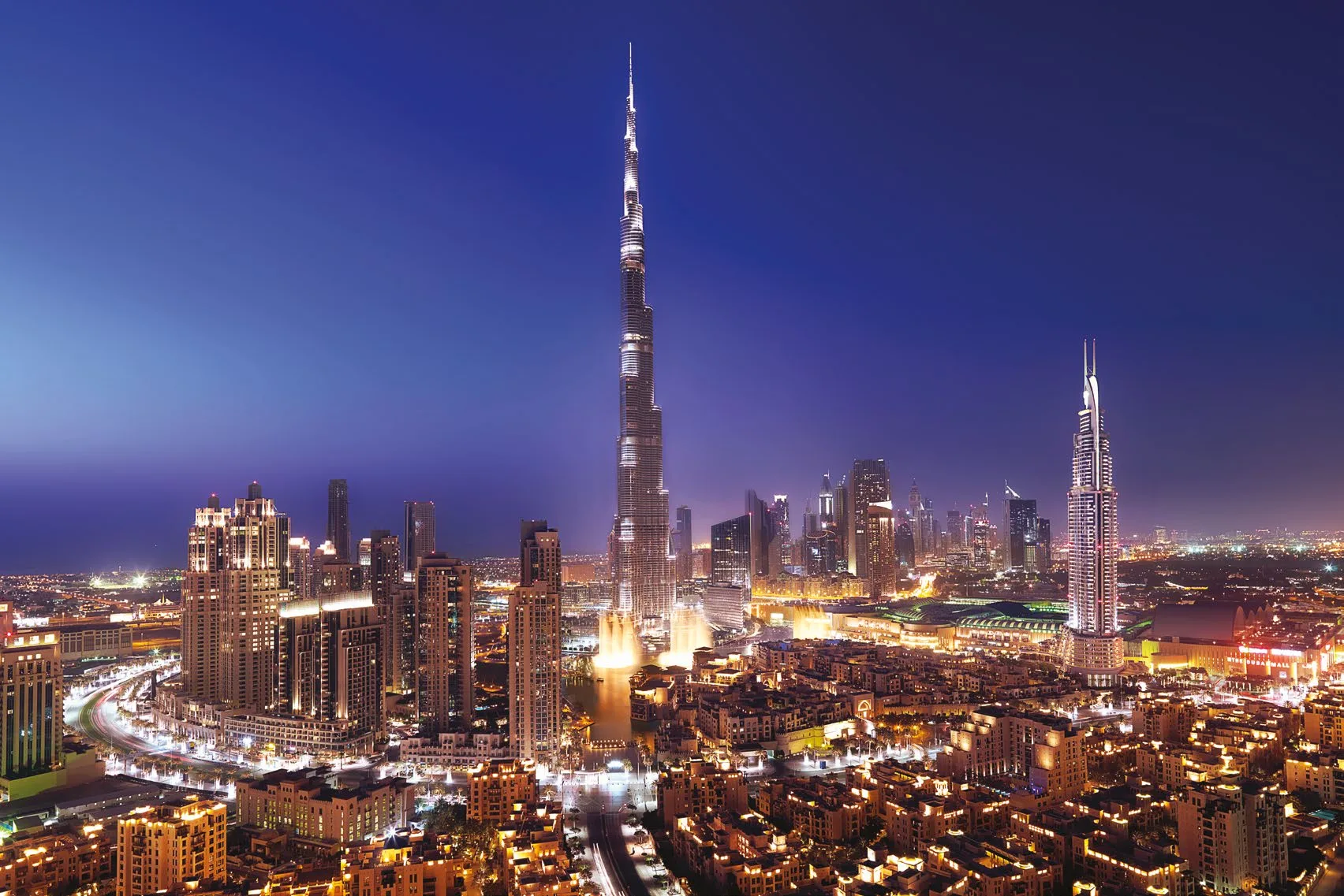 Downtown Dubai ночью: Burj Khalifa, фонтан и жилые кварталы