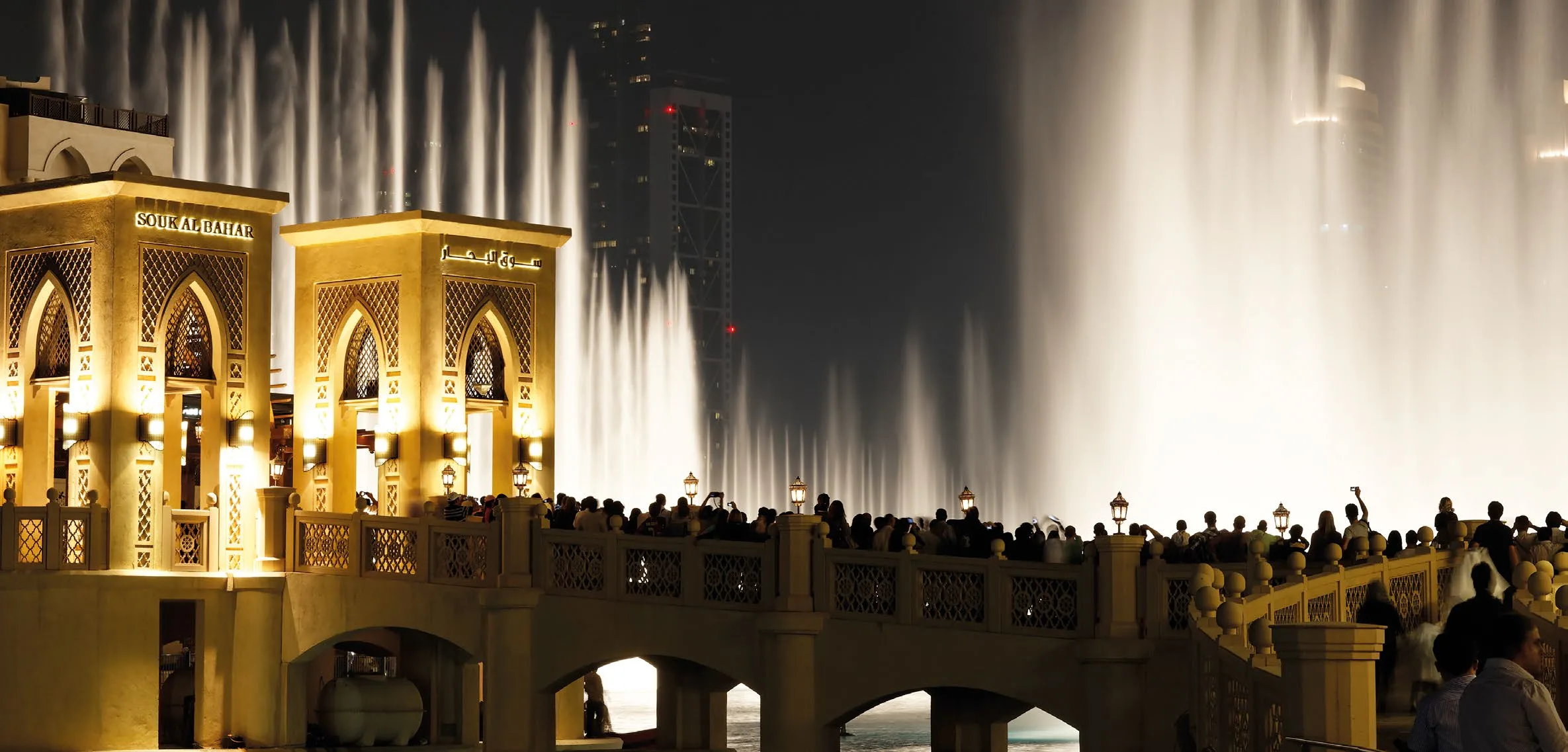 Вечернее шоу The Dubai Fountain у моста Souk Al Bahar