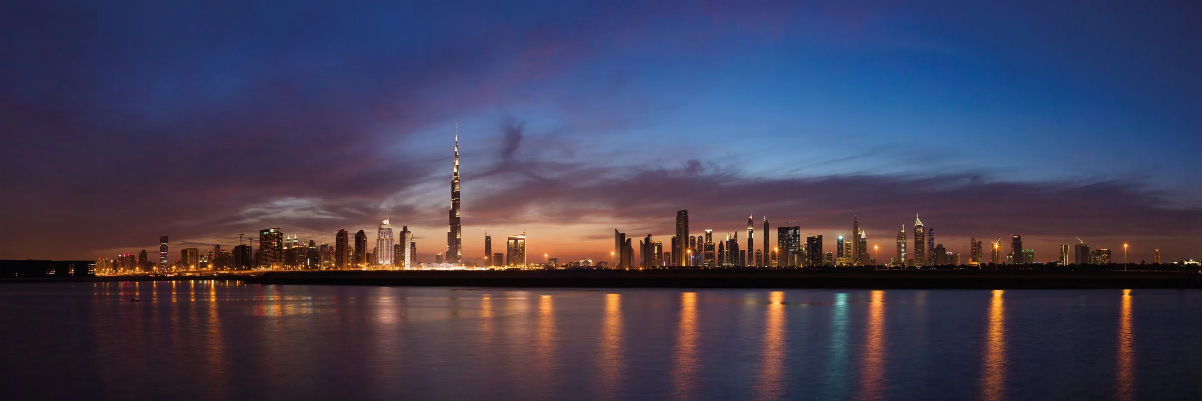 Панорама Дубая на закате с Burj Khalifa в центре
