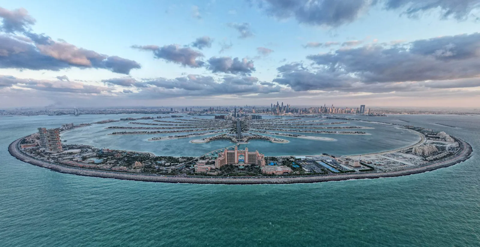 Palm Jumeirah с высоты: полумесяц, ветви и город на горизонте. Кадр Omniyat