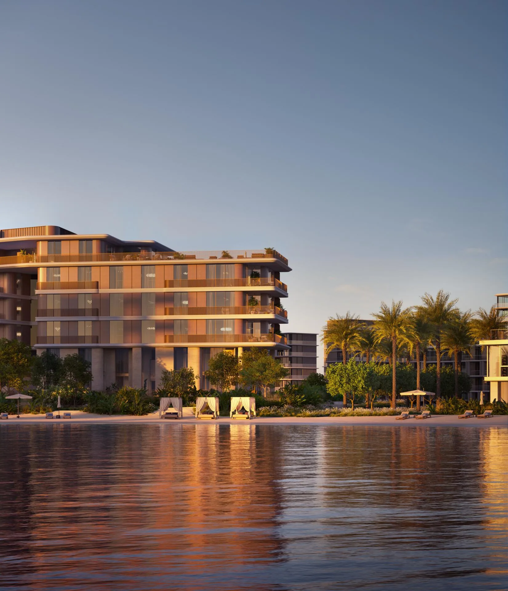 Фасад Palm Central на закате, отражение в воде