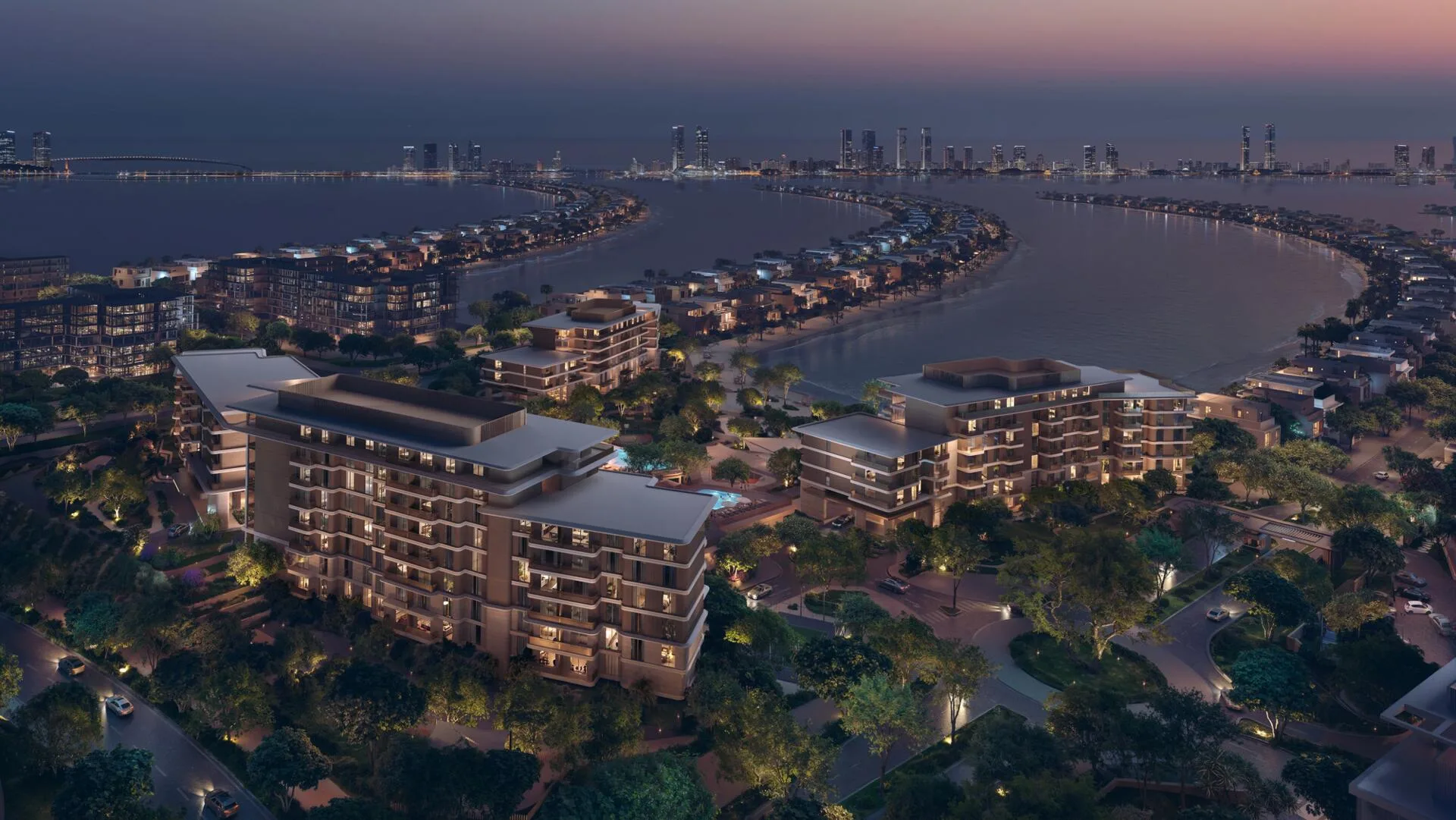 Дома Palm Central вечером на фоне огней острова