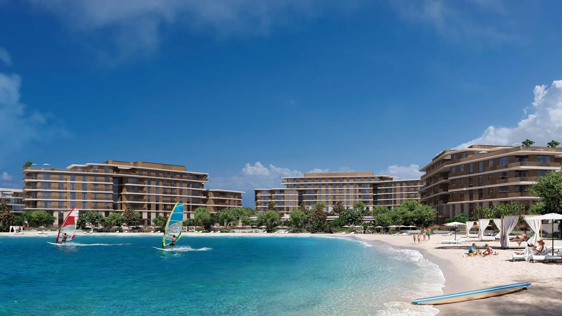 Пляж Palm Central Private Residences и три дома за ним