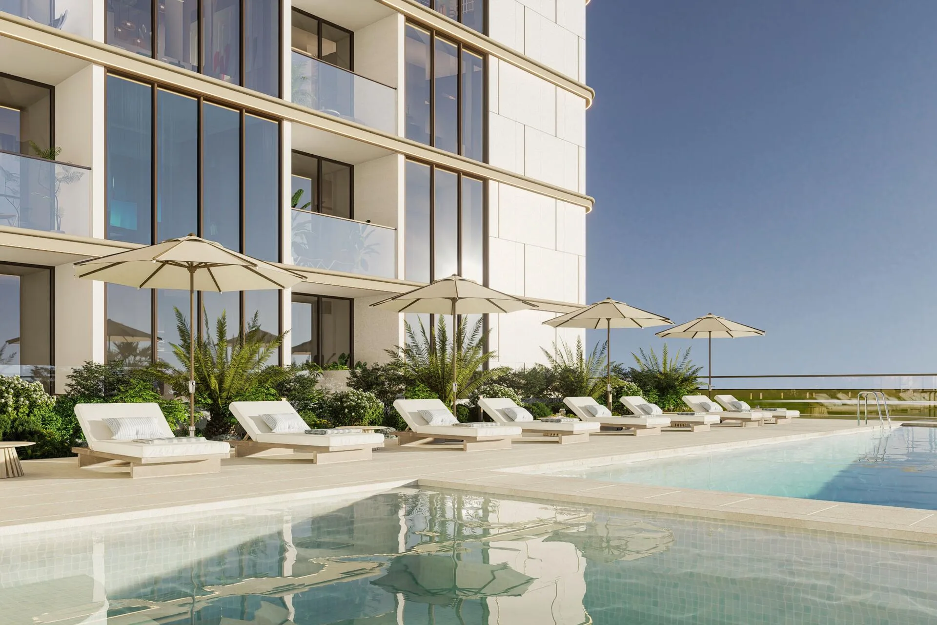Бассейн у Parkgreen Residences днём