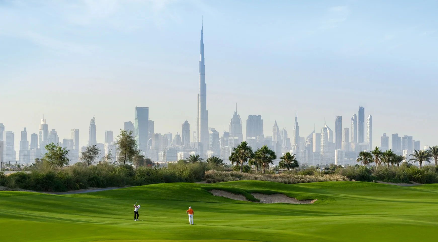 Поле Dubai Hills Golf Club на фоне Burj Khalifa