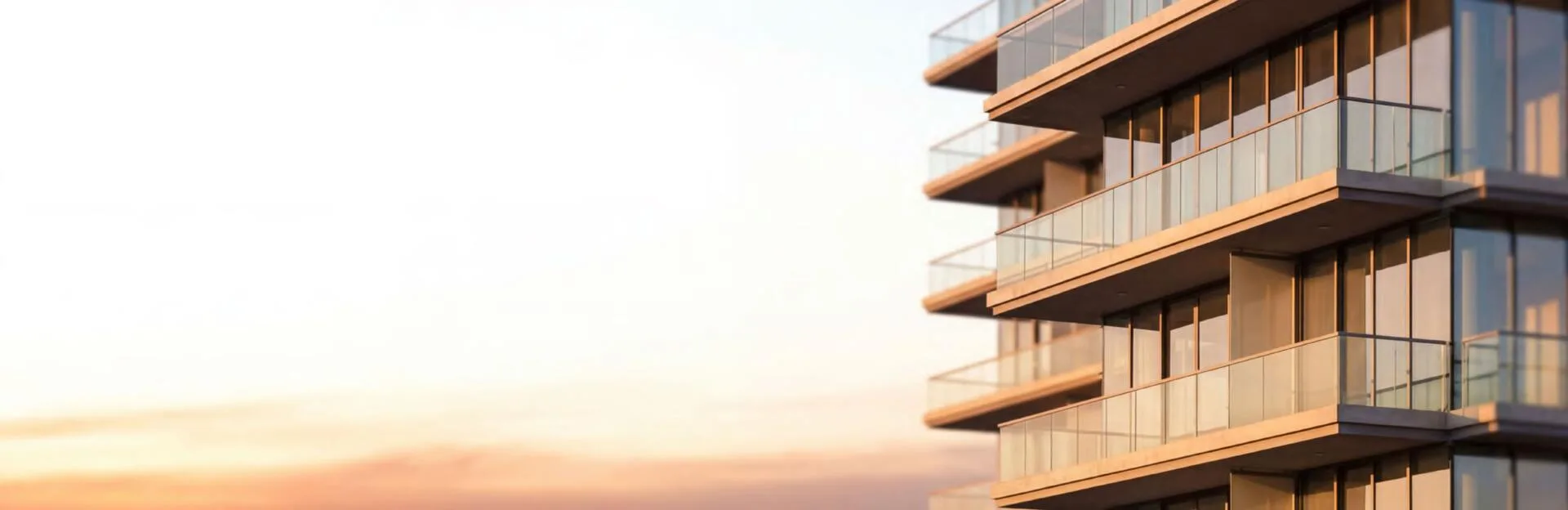Балконы Pearl Beach View со стеклянным ограждением на закате