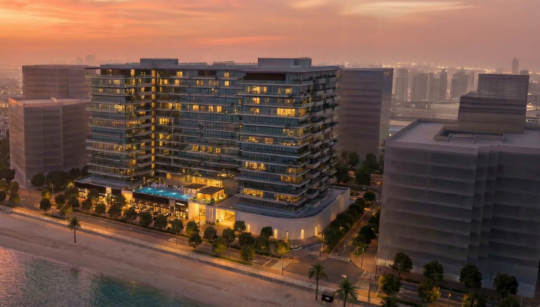 Pearl Beach View вечером с высоты: дом над пляжем и бассейн на подиуме