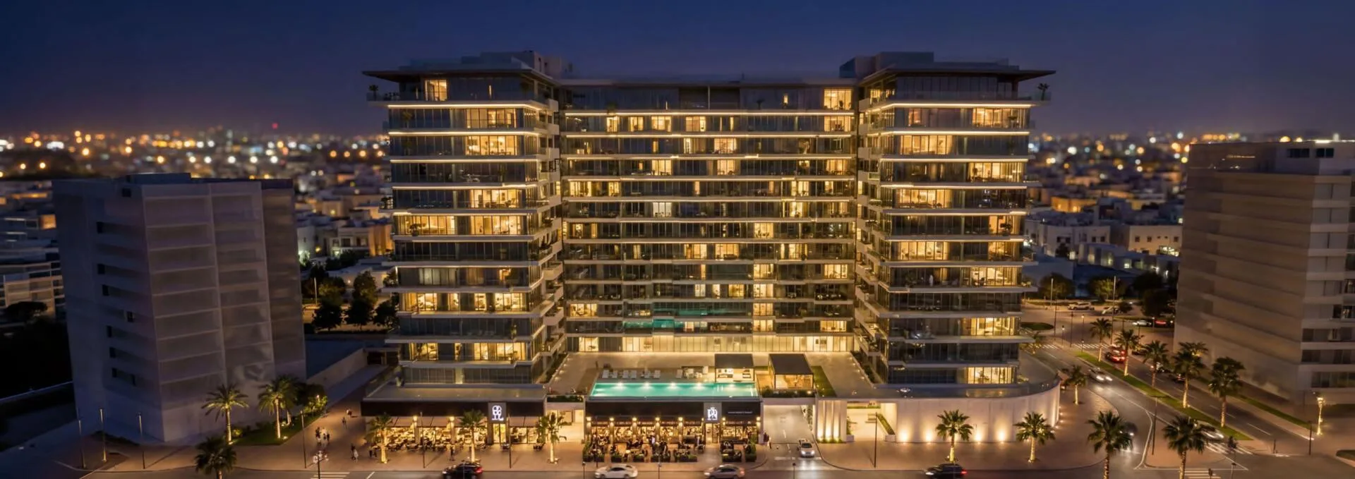 Pearl Beach View ночью: светящийся фасад и бассейн на подиуме