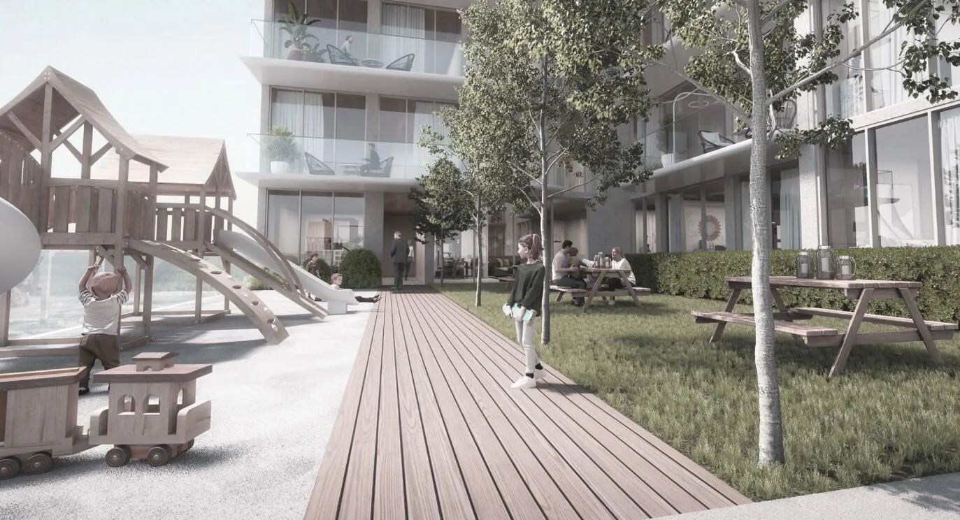 Двор Pearl House: деревянная площадка, газон и столы для пикника