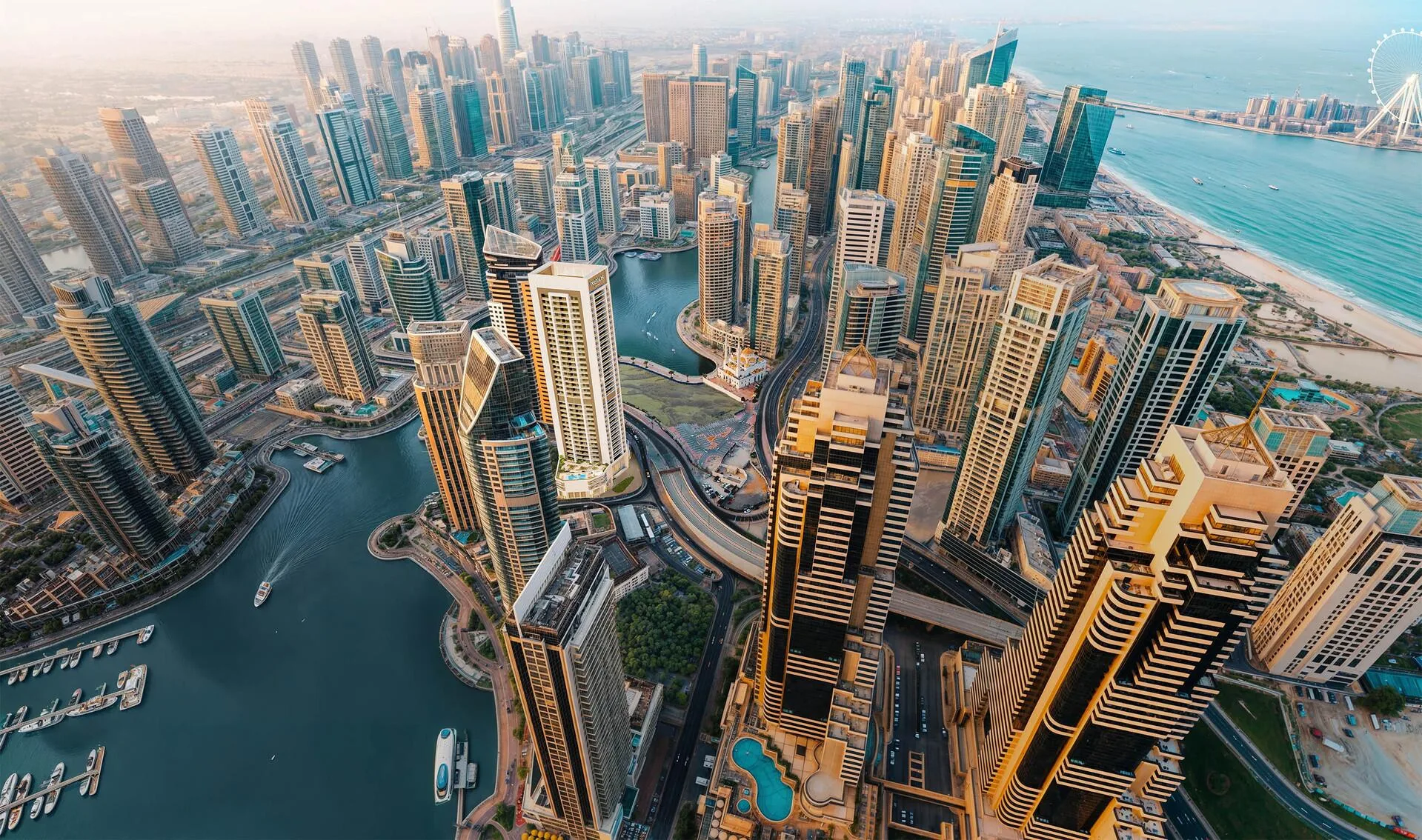 Dubai Marina с высоты: канал, башни и пляж