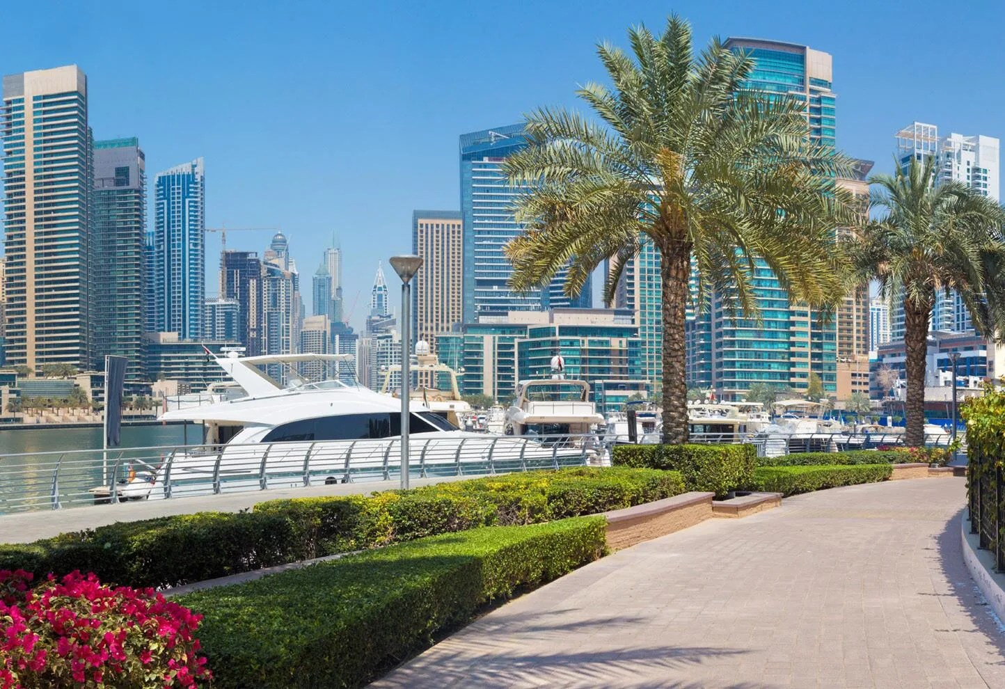 Набережная Dubai Marina с пальмами и яхтами