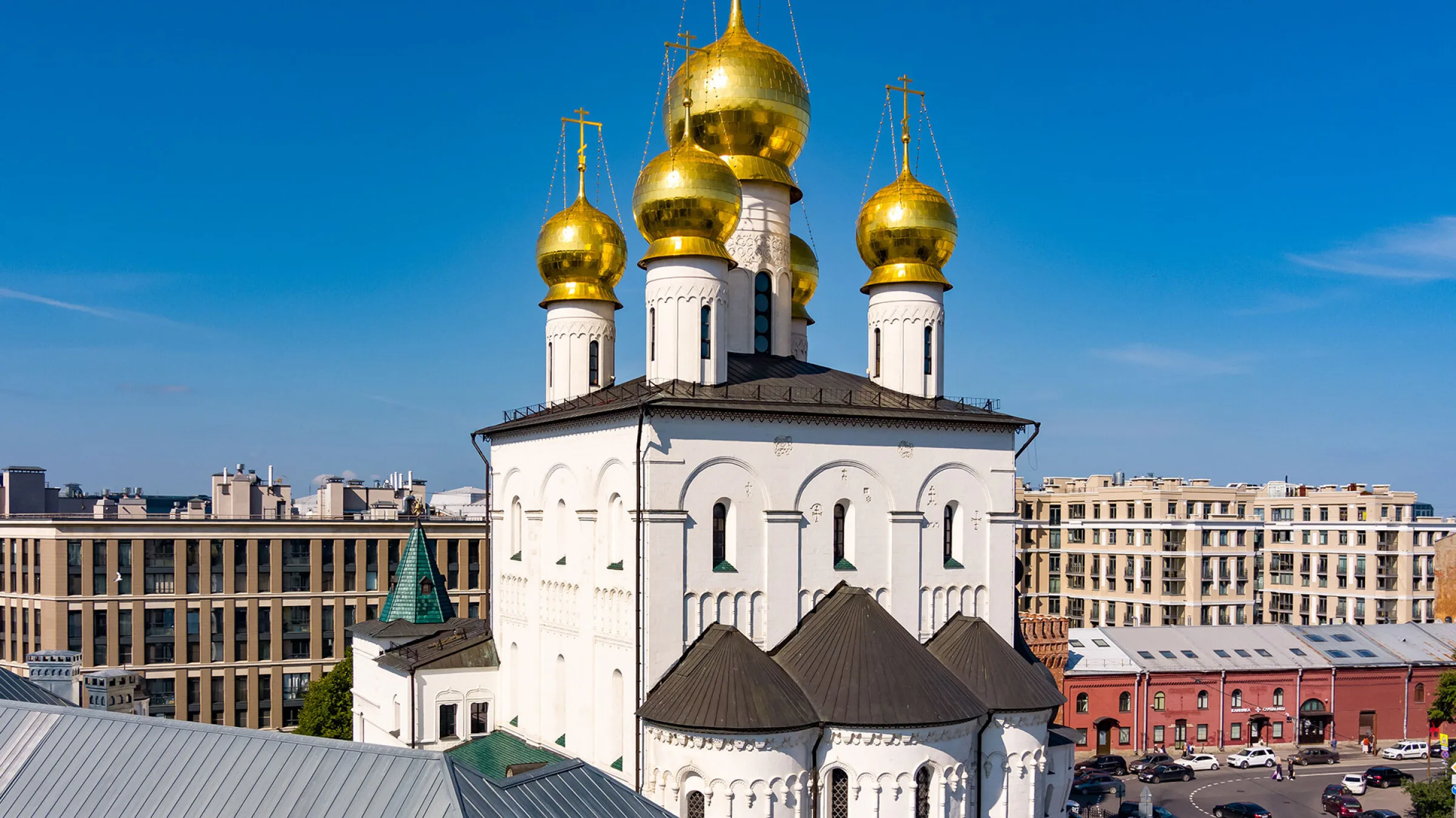 Феодоровский собор рядом с домом: купола и историческая застройка Конной площади