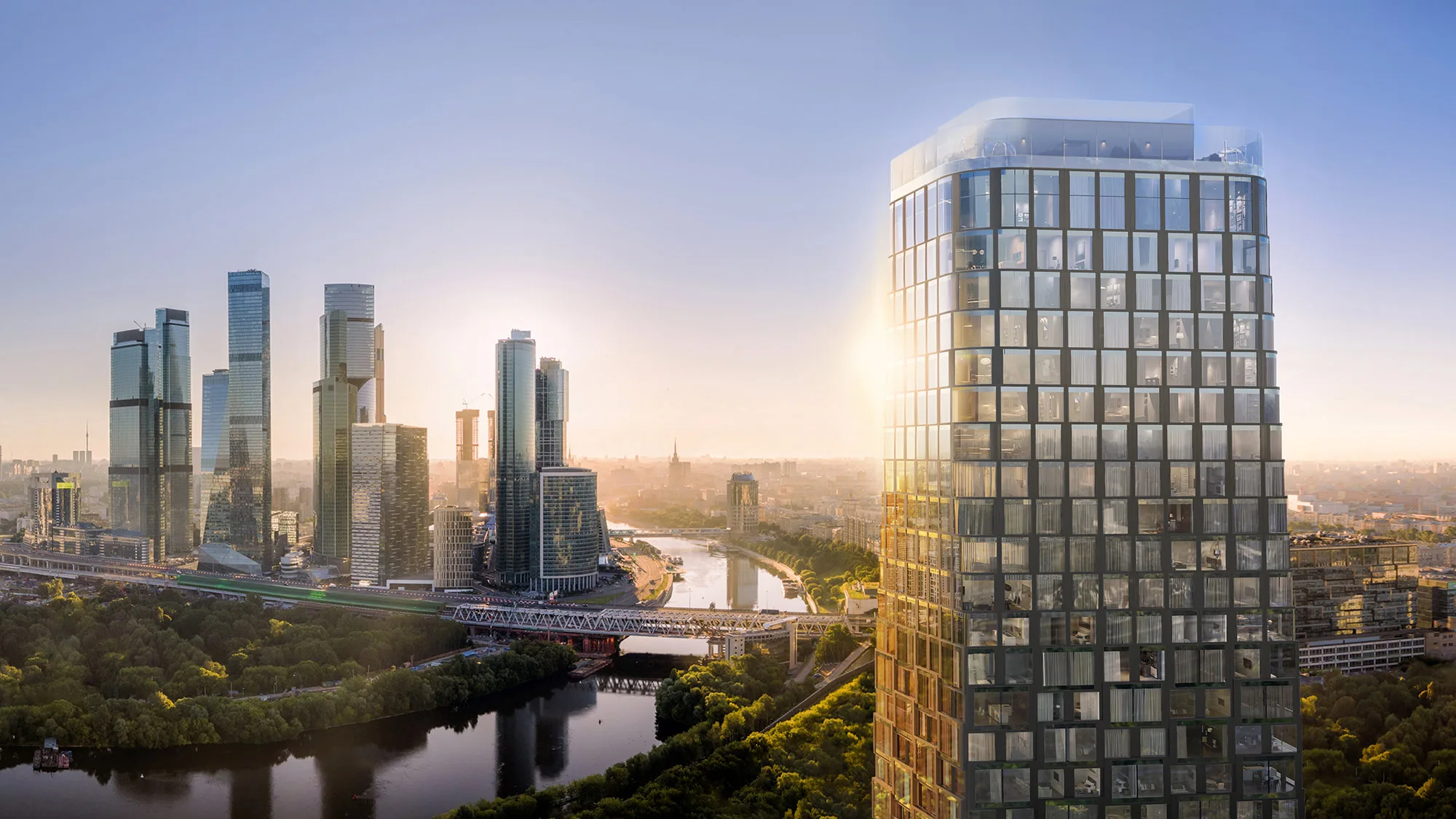 Башня комплекса на рассвете, за рекой небоскрёбы Москва-Сити