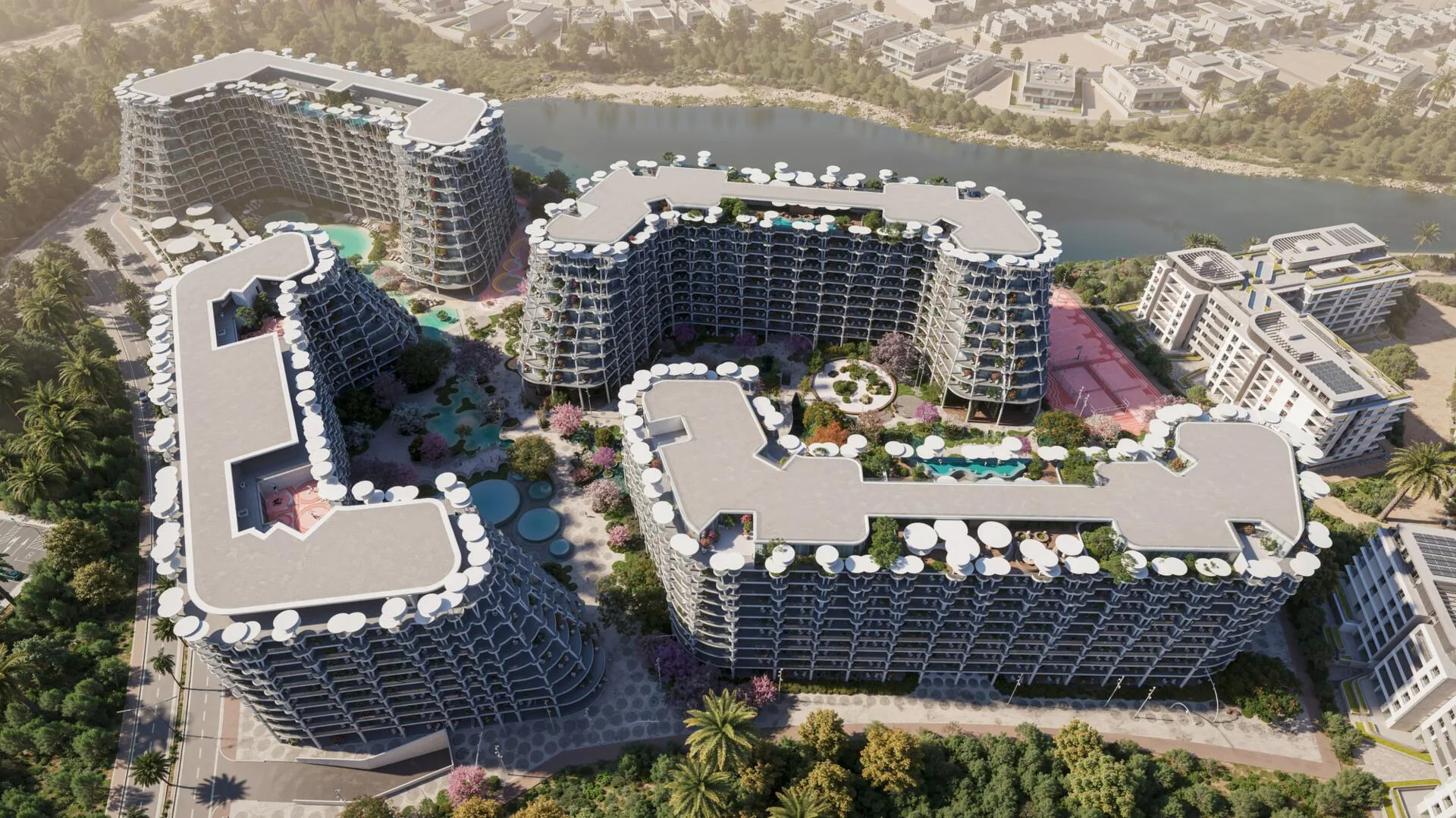 Четыре дома Sakura Gardens с высоты, за ними лагуна