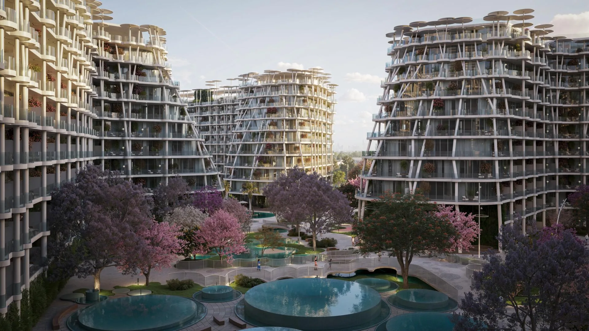Двор Sakura Gardens с водными садами и цветущими деревьями