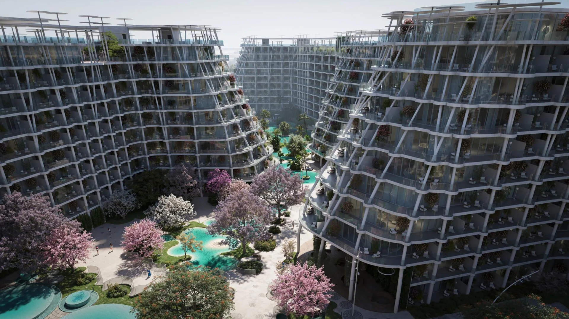 Фасады Sakura Gardens с балконами над цветущим двором