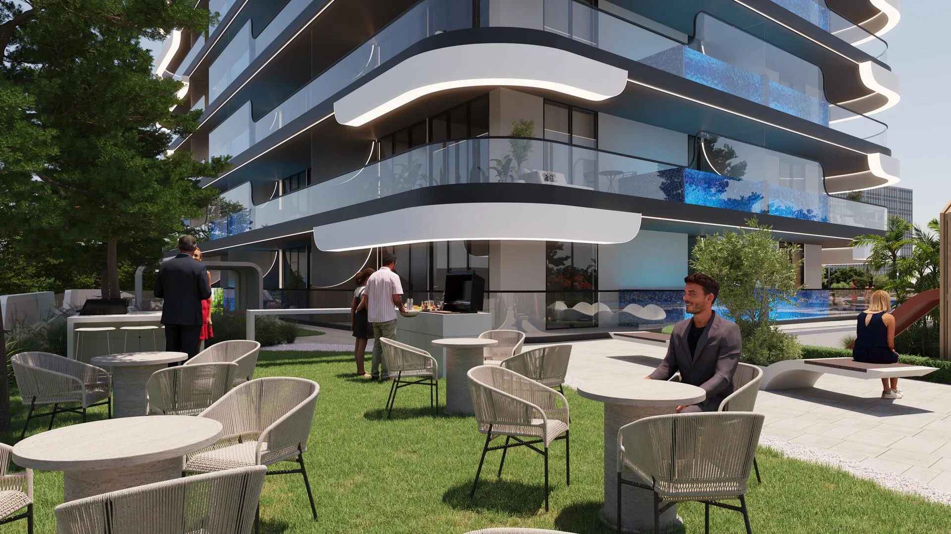 Столики и плетёные кресла на газоне у башни Samana Resorts