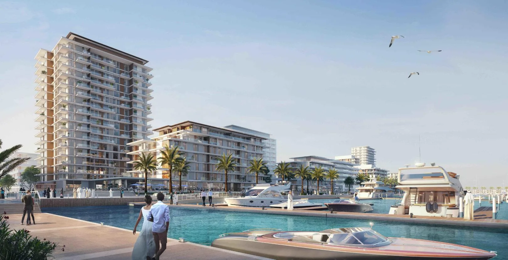 Дома Rashid Yachts & Marina у воды, по причалу идут люди