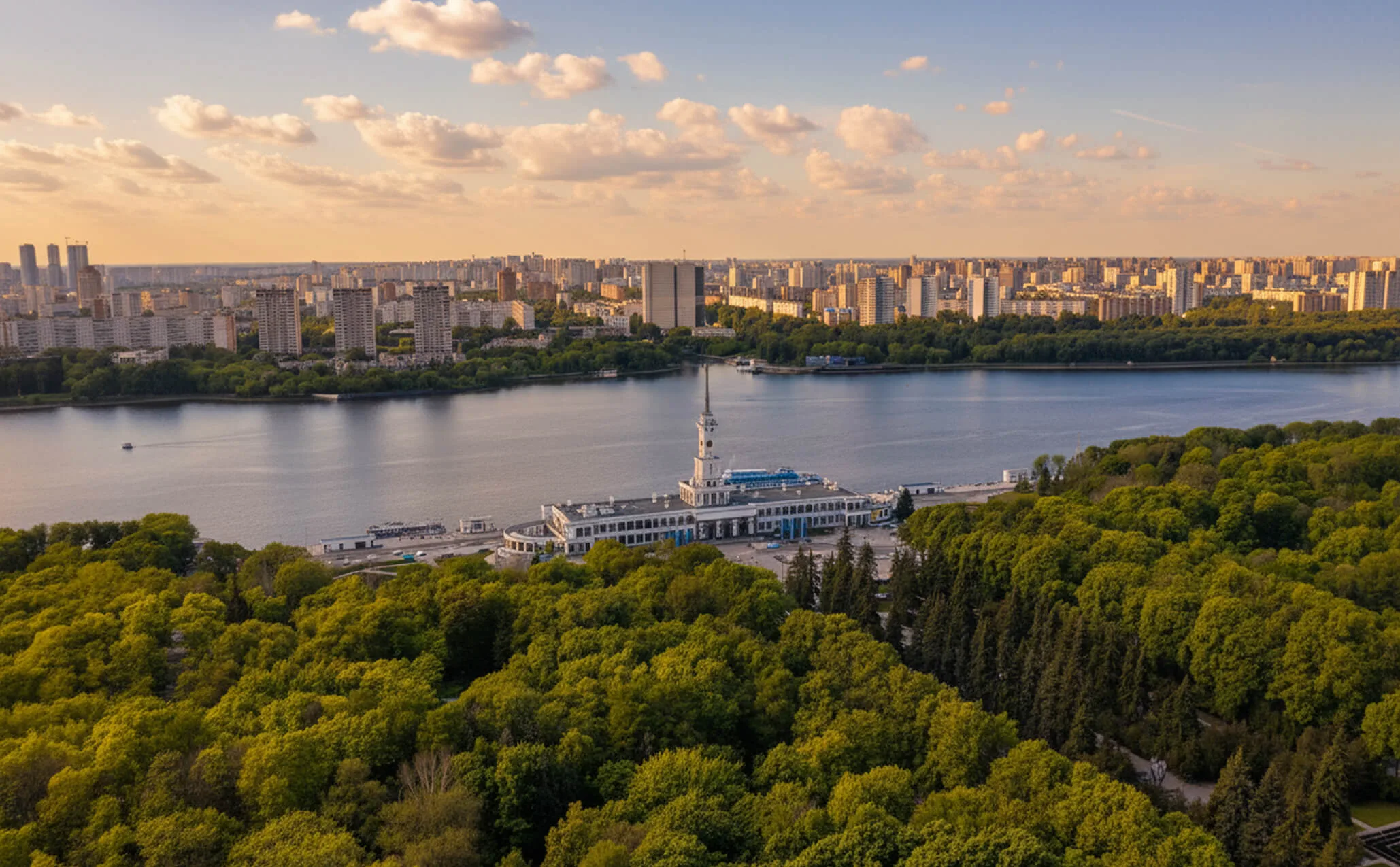 Вид сверху на канал имени Москвы, парк и здание Северного речного вокзала