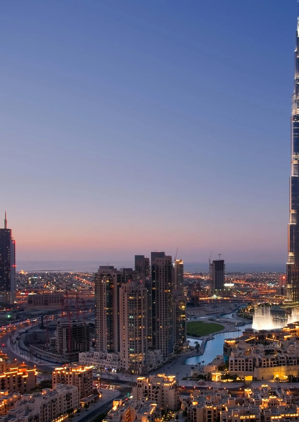 Downtown Dubai в сумерках: Burj Khalifa и фонтан