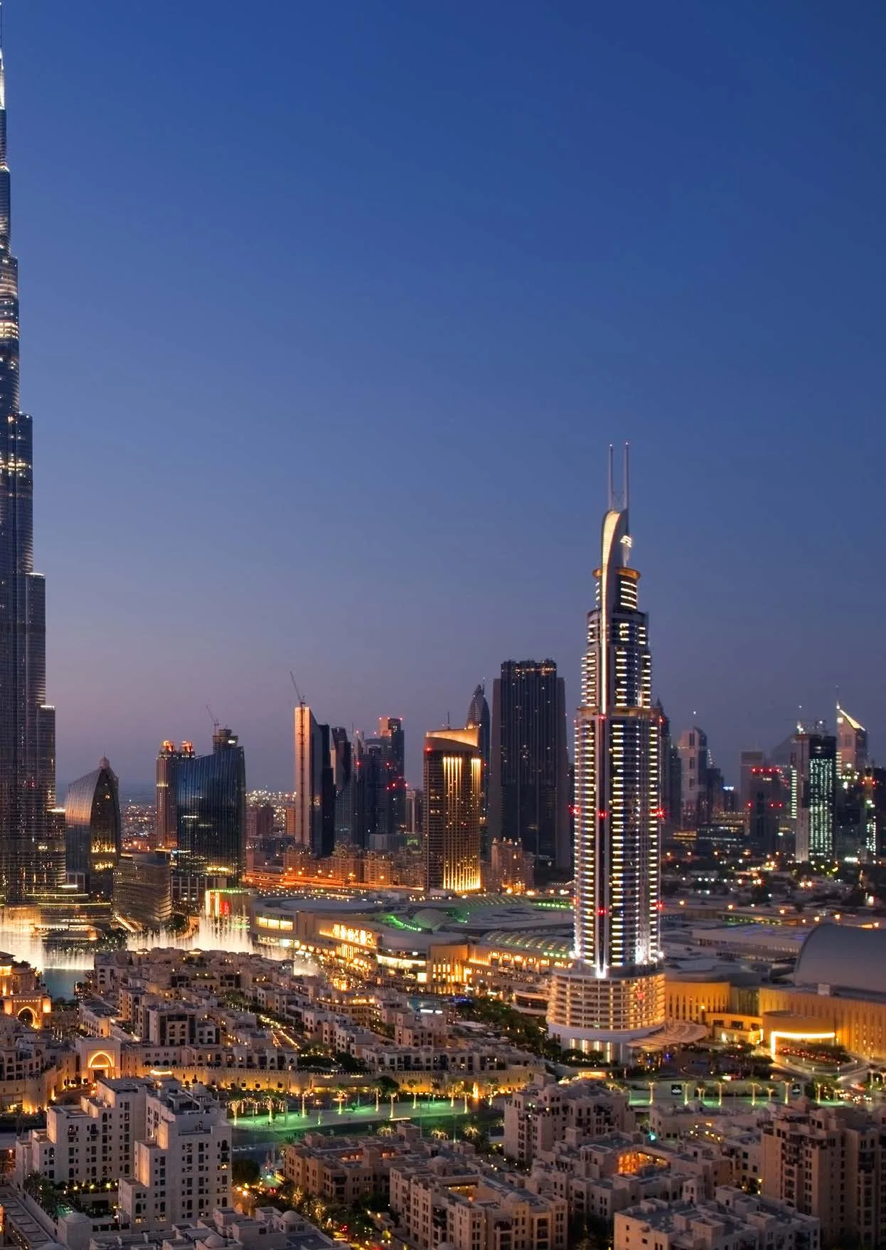Небоскрёбы Downtown Dubai вечером