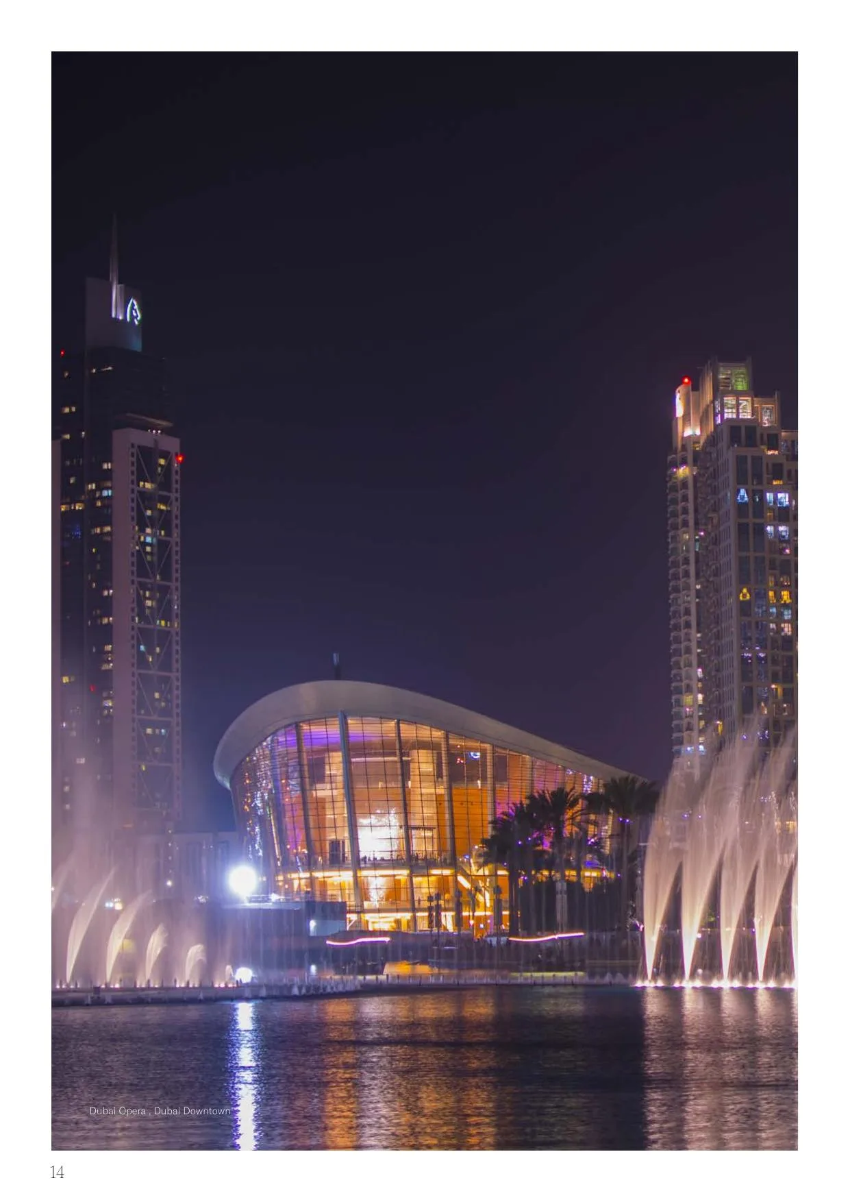 Здание Dubai Opera вечером
