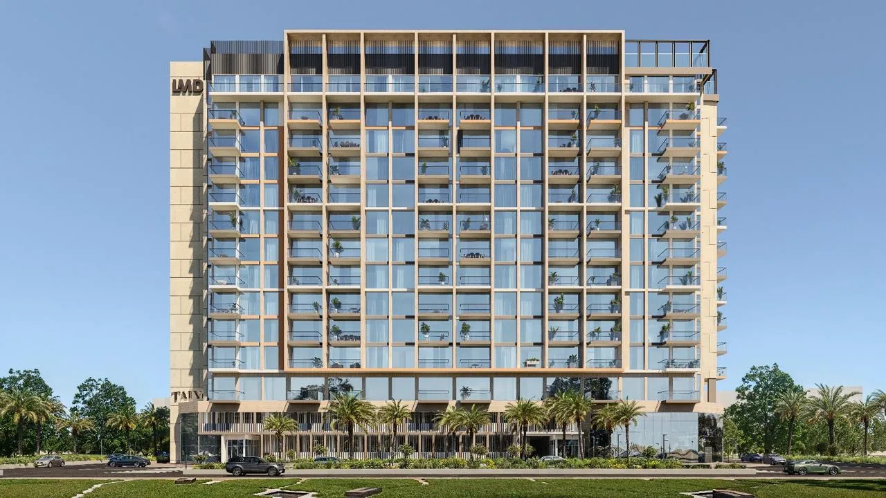 Фасад Taiyo Residences днём: стекло, сталь, земляные тона