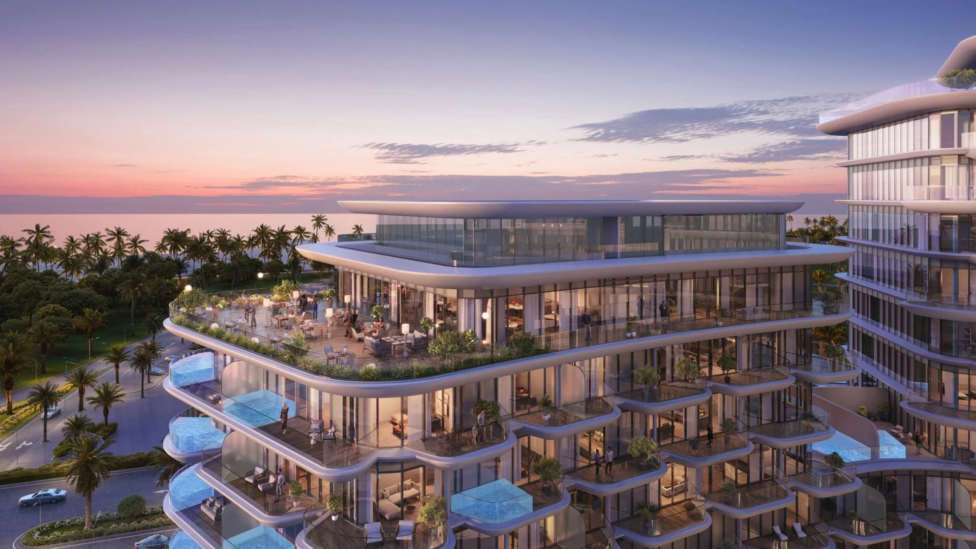 Террасы верхних этажей Taj Wellington Mews вечером с видом на море