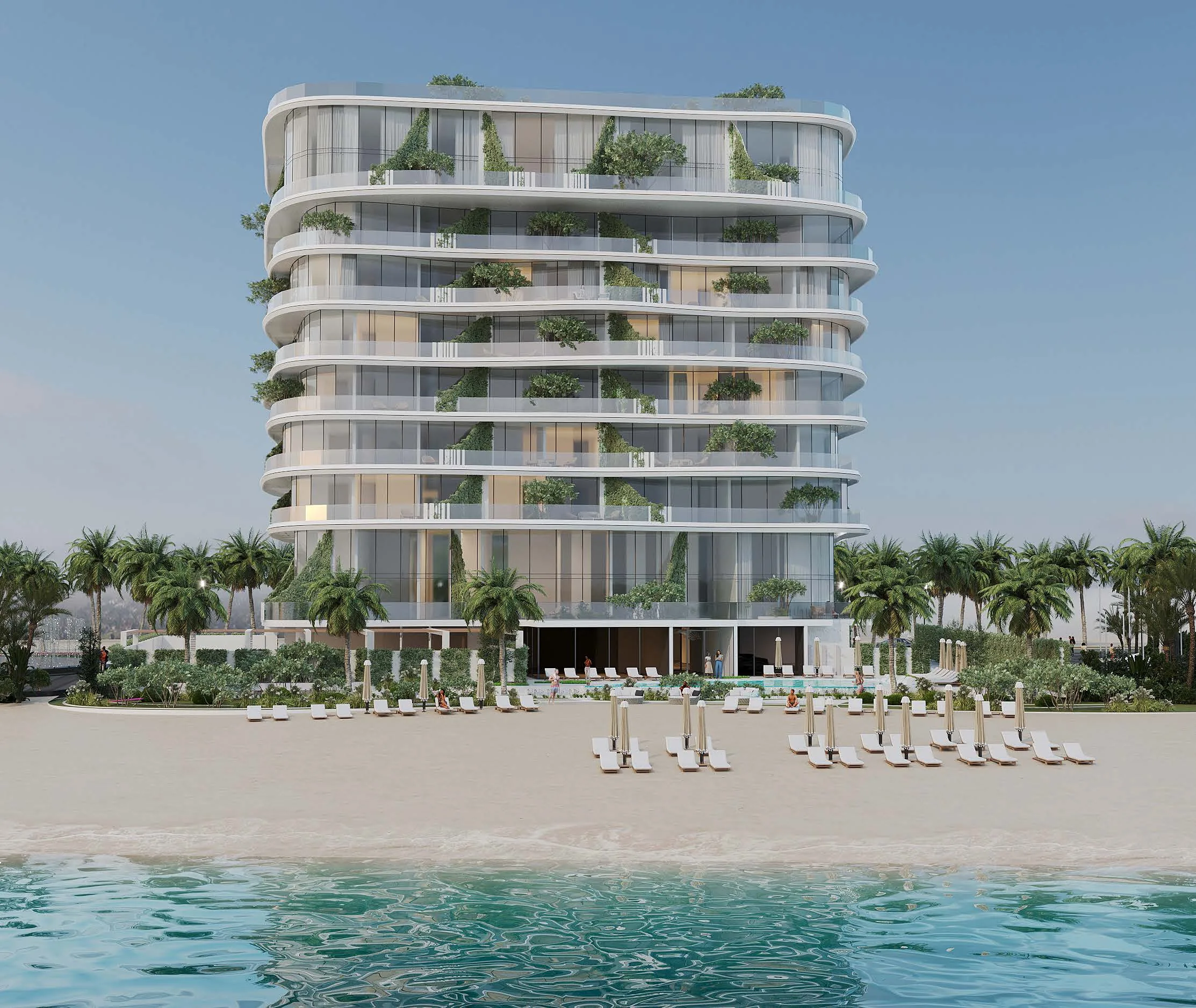 The Beach House с воды: пляж с лежаками перед домом