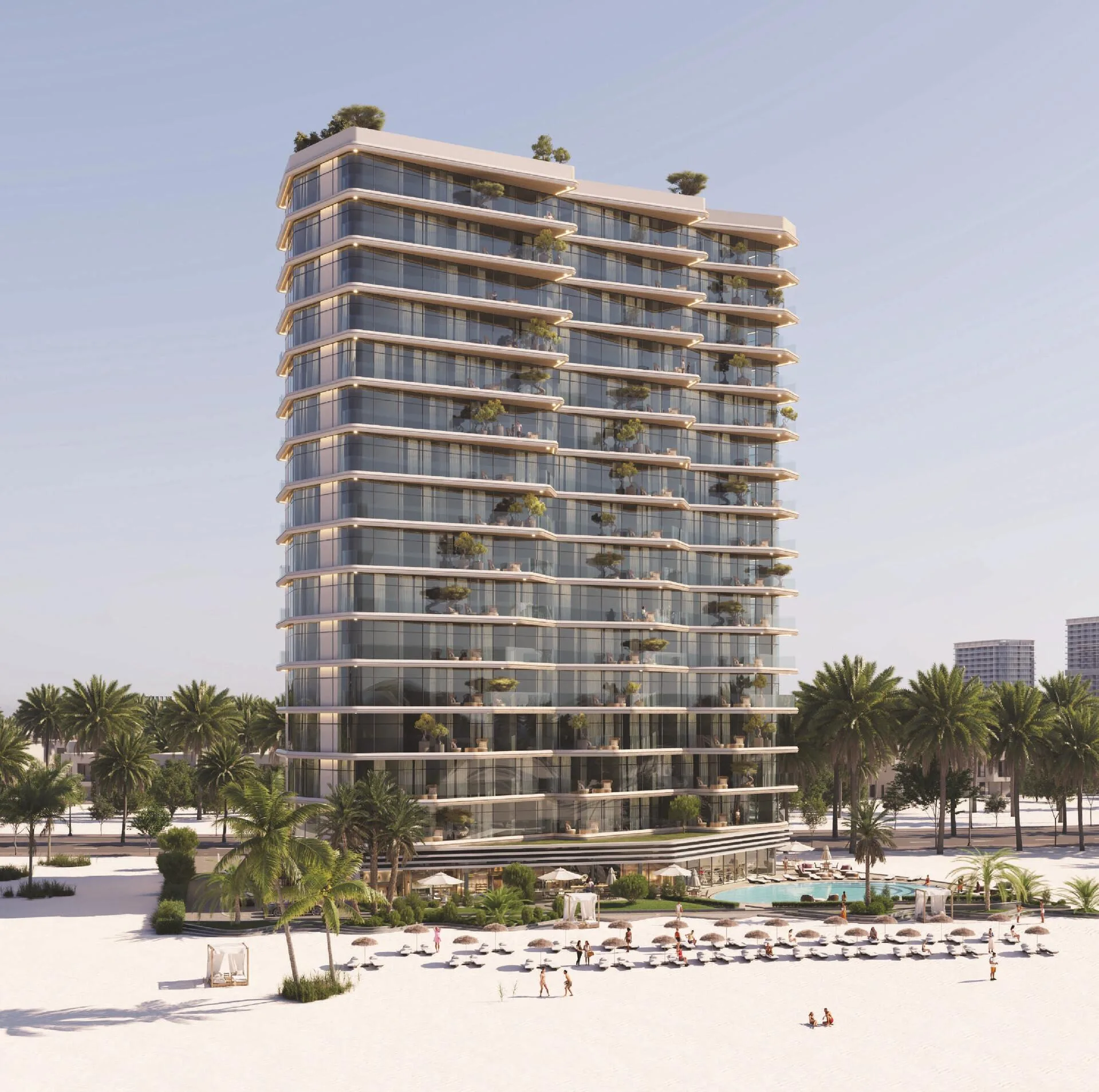 The Beach Vista со стороны пляжа: лежаки, зонтики и бассейн у подножия башни