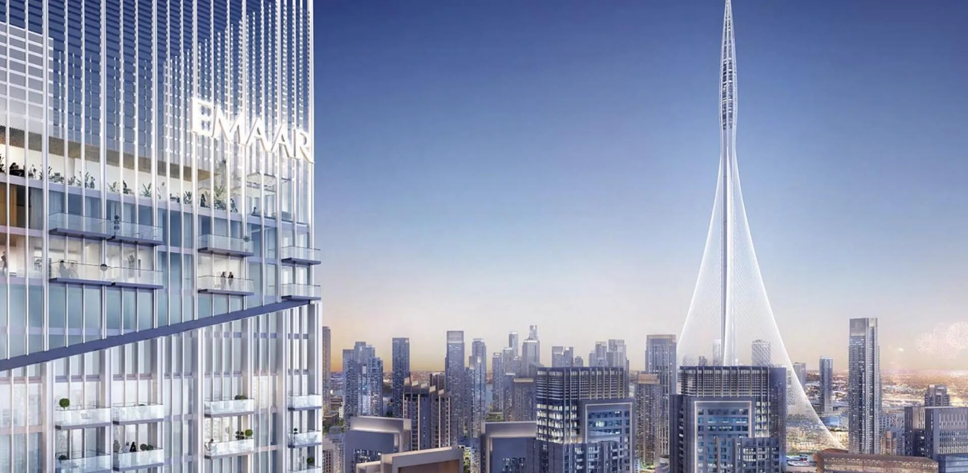 Фасад The Grand с балконами на фоне Dubai Creek Tower