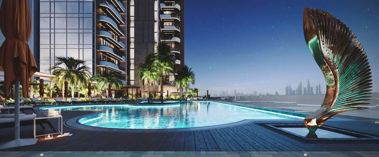 Бассейн The Orchard Place вечером с видом на город