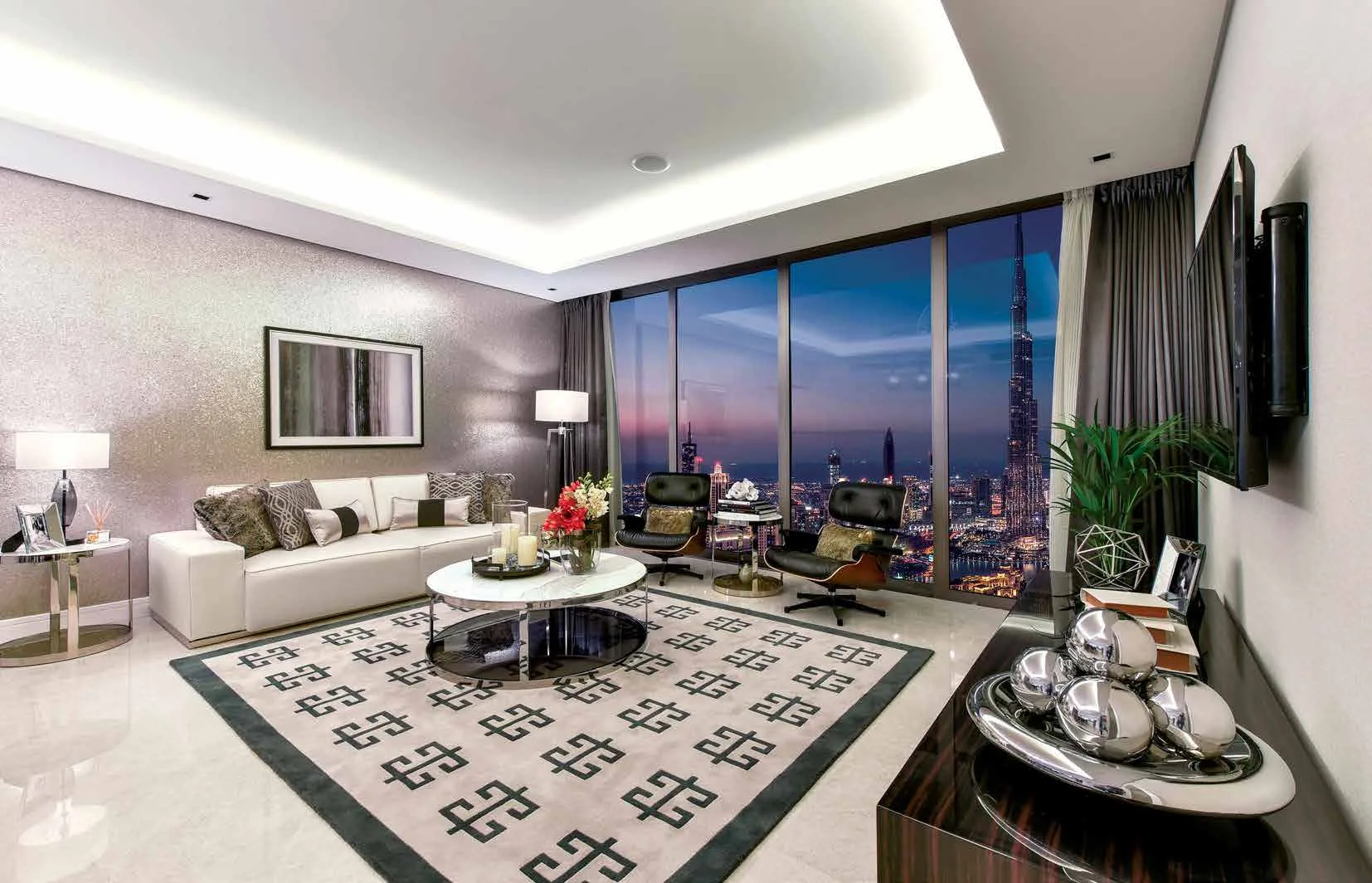 Гостиная в The Sterling с видом на вечерний Дубай и Burj Khalifa