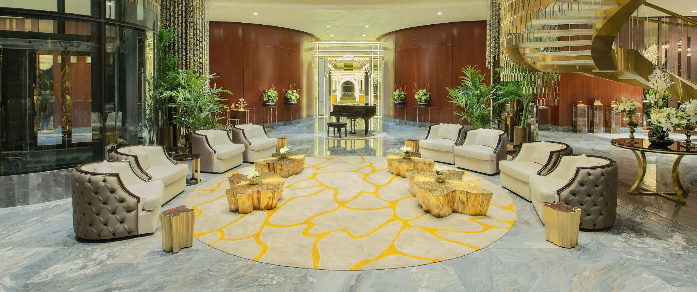 Лобби DAMAC Towers: рояль, золотые столики и винтовая лестница