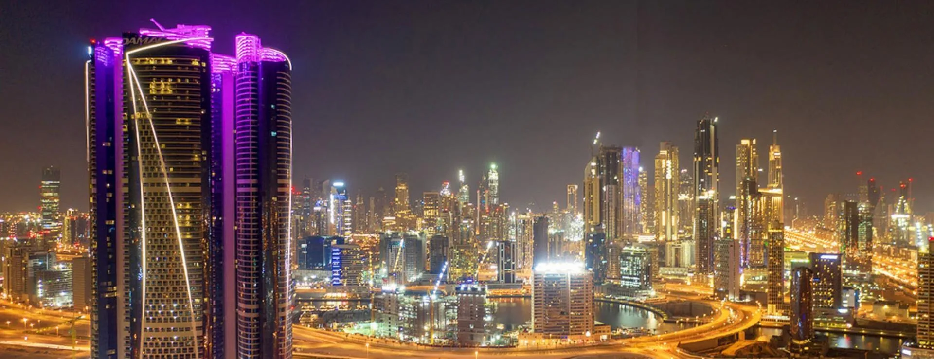 Башни DAMAC Towers ночью и огни Business Bay