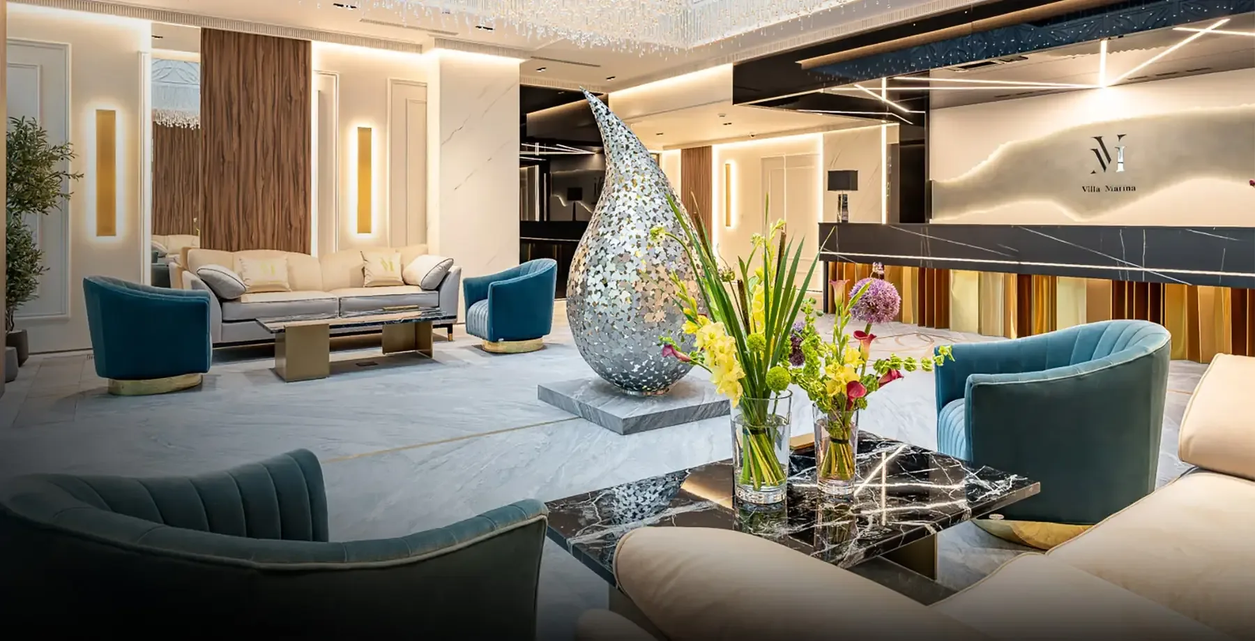 Зона отдыха в лобби-атриуме Villa Marina с вазой-скульптурой