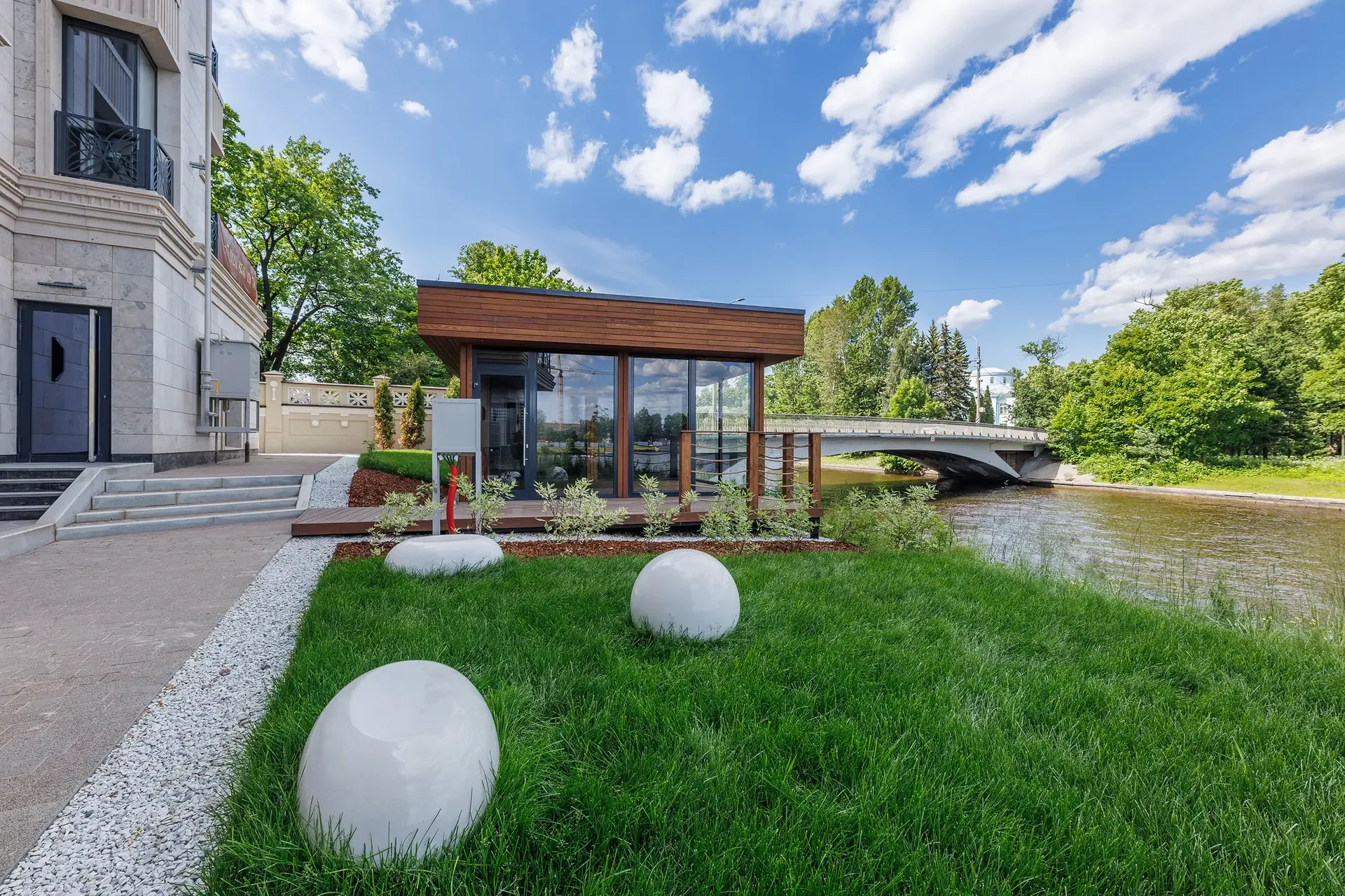 Прогулочная набережная Villa Marina летом