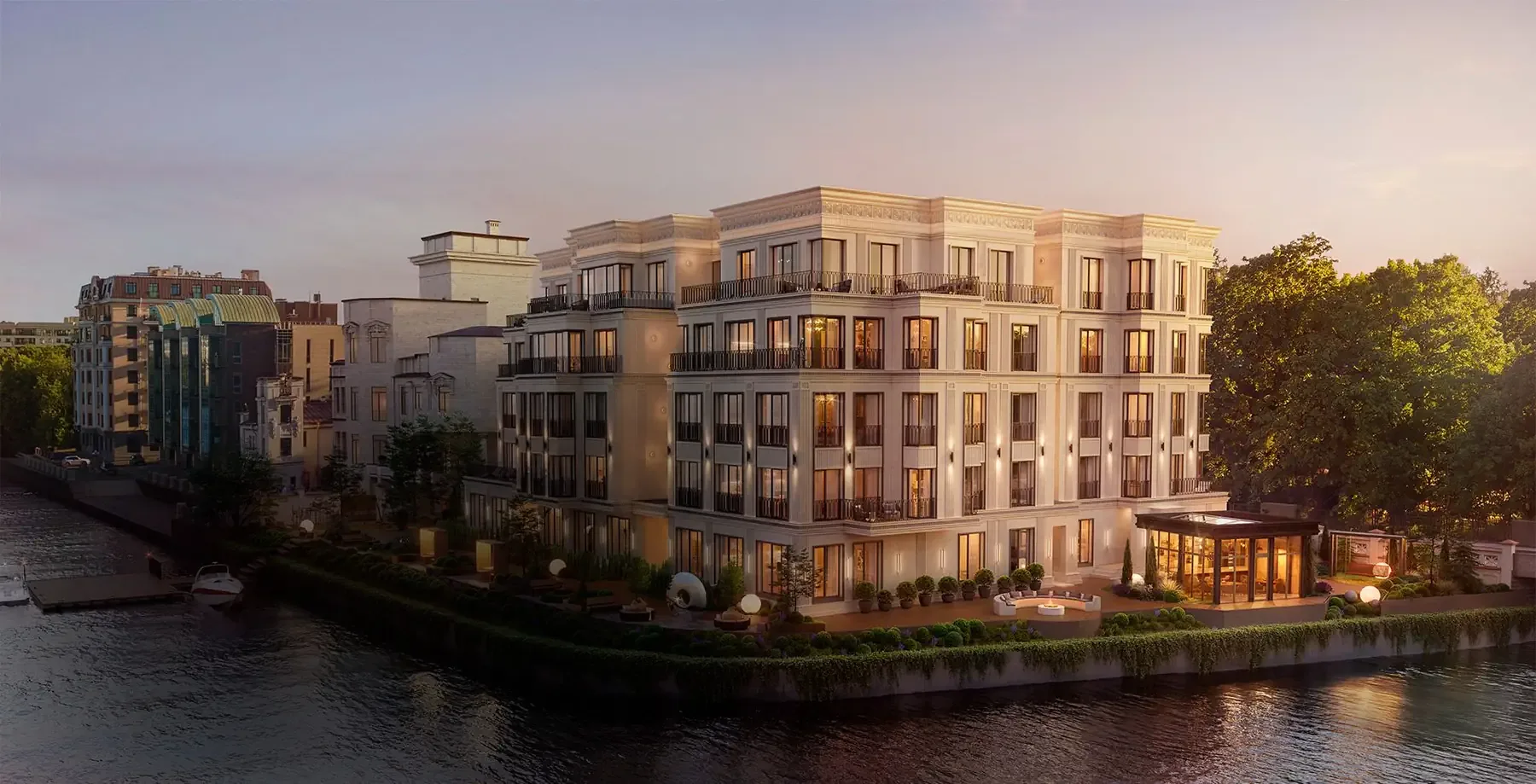 Villa Marina вечером, с подсвеченными фасадами
