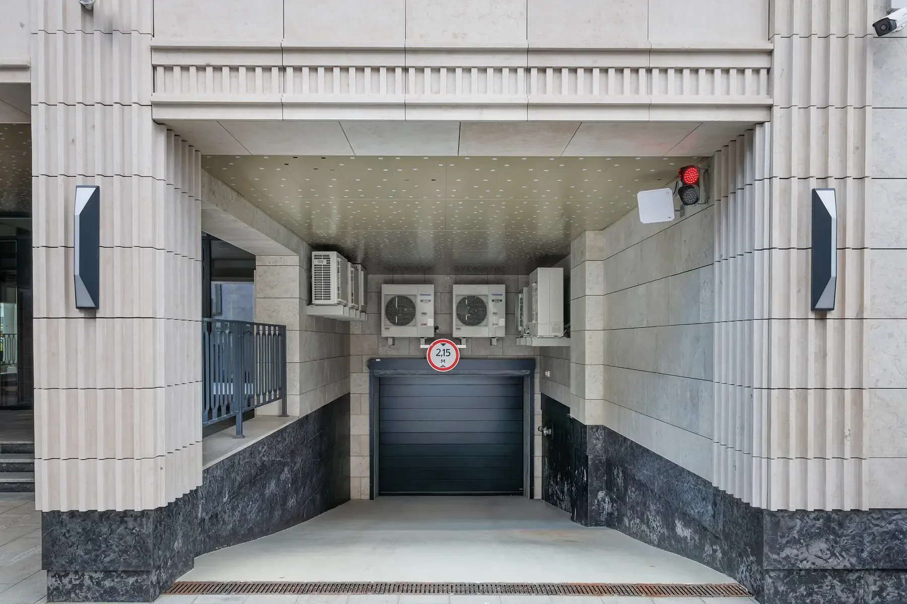 Въезд в подземный паркинг Villa Marina