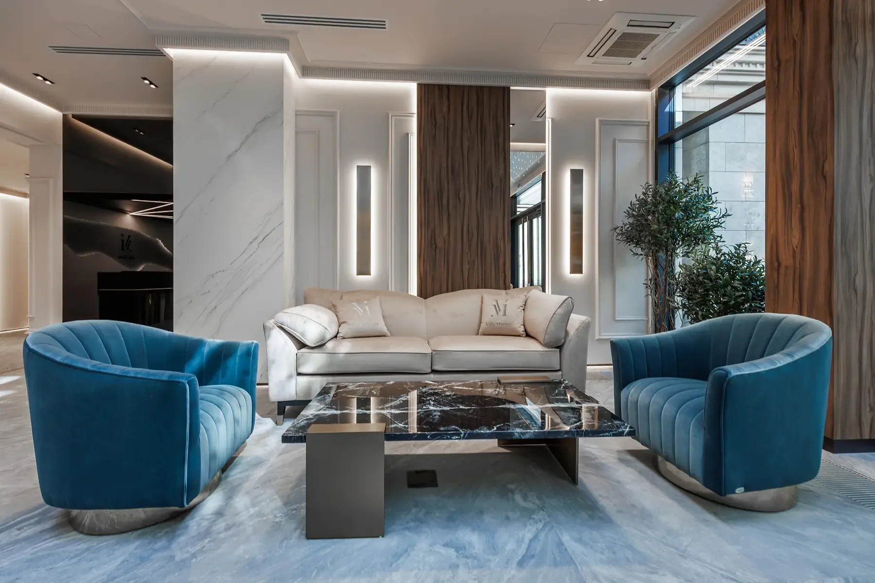 Клубная гостиная Villa Marina с креслами у панорамного окна