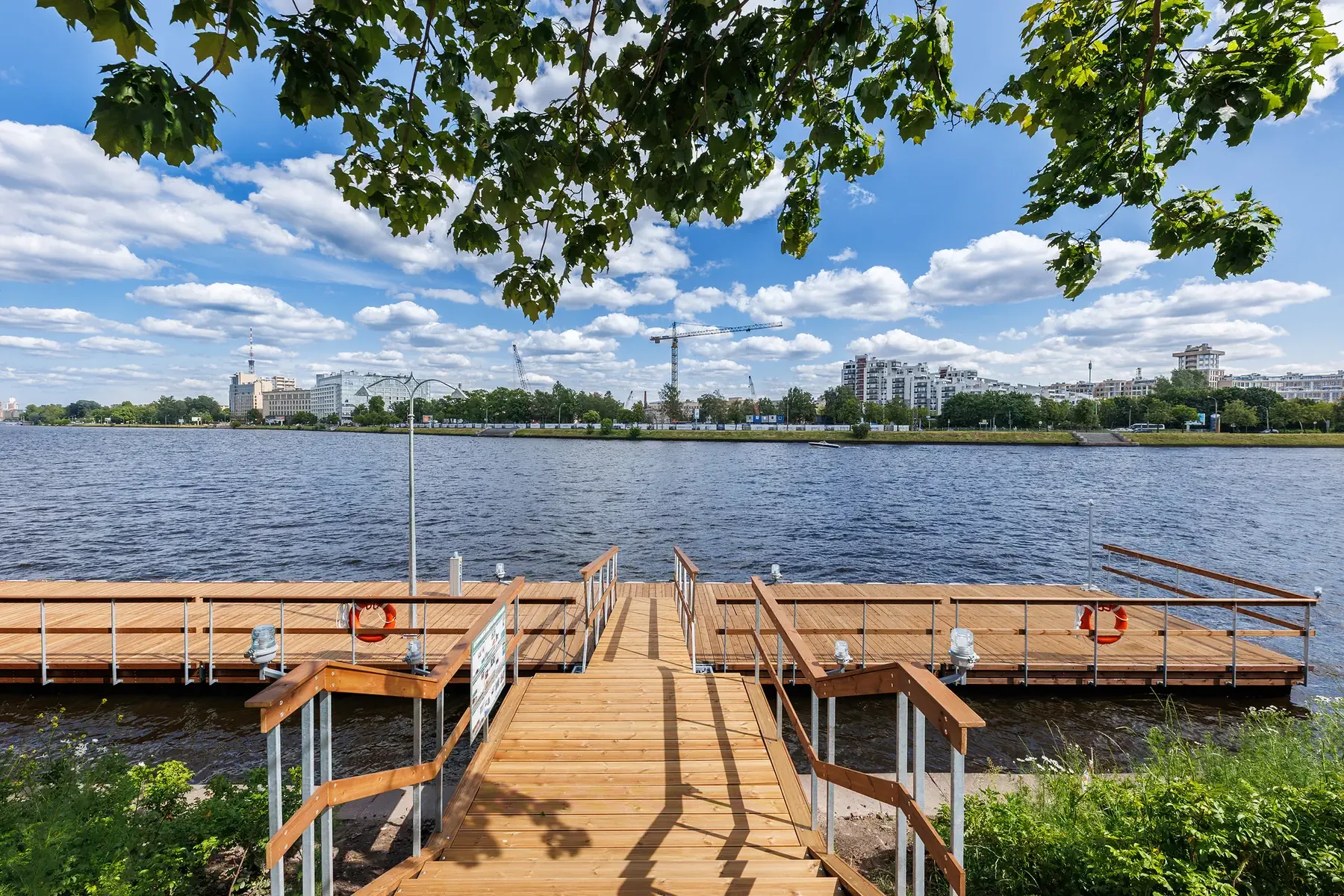Собственный пирс Villa Marina и вода на слиянии Крестовки и Малой Невки