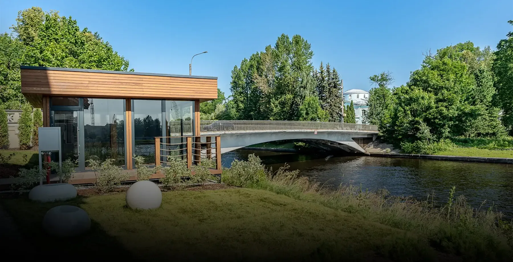 Чайный домик на прогулочной набережной Villa Marina у моста