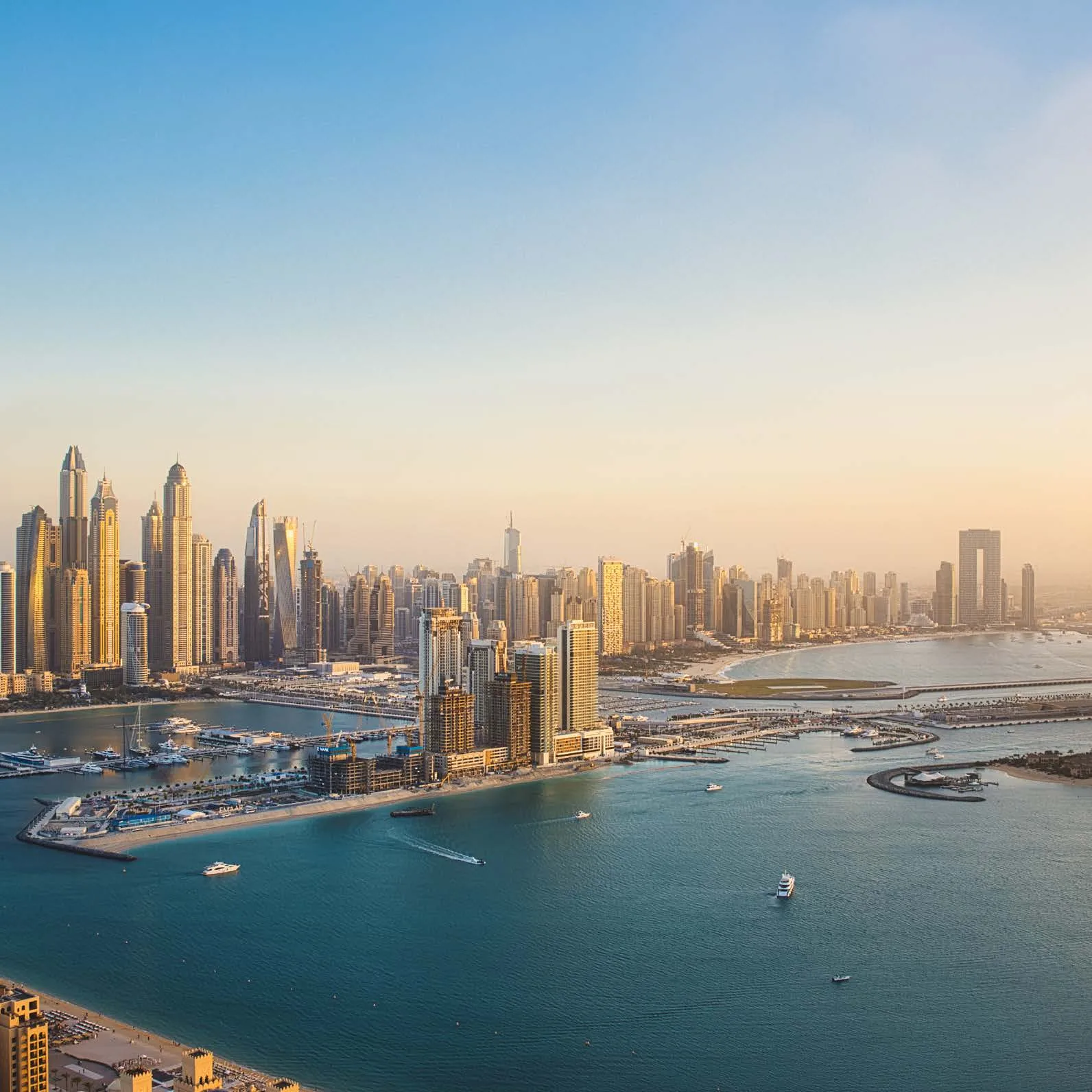 Вид сверху на Dubai Marina, гавань и море