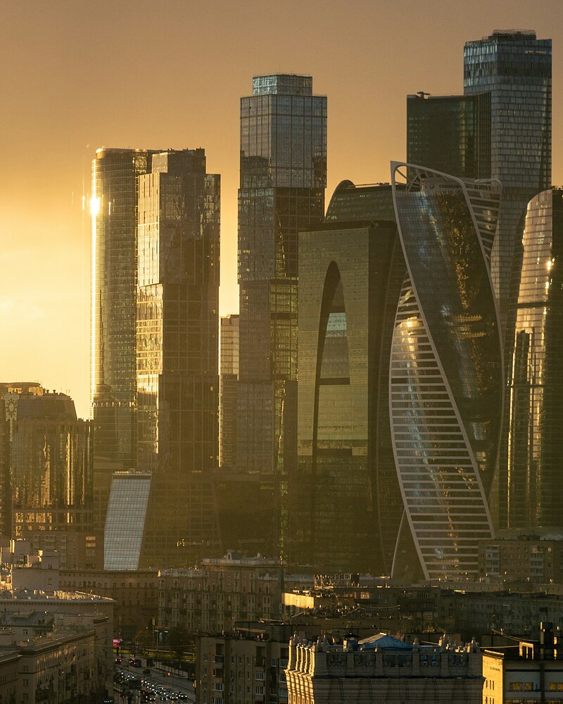 Москва-Сити на закате: башни делового центра над городом